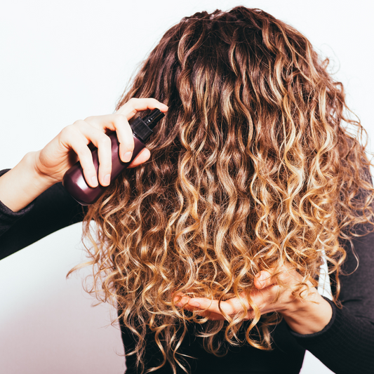 Révélez la Beauté Naturelle de vos Boucles: Les 10 Erreurs à Éviter dans l'Entretien des Cheveux Bouclés