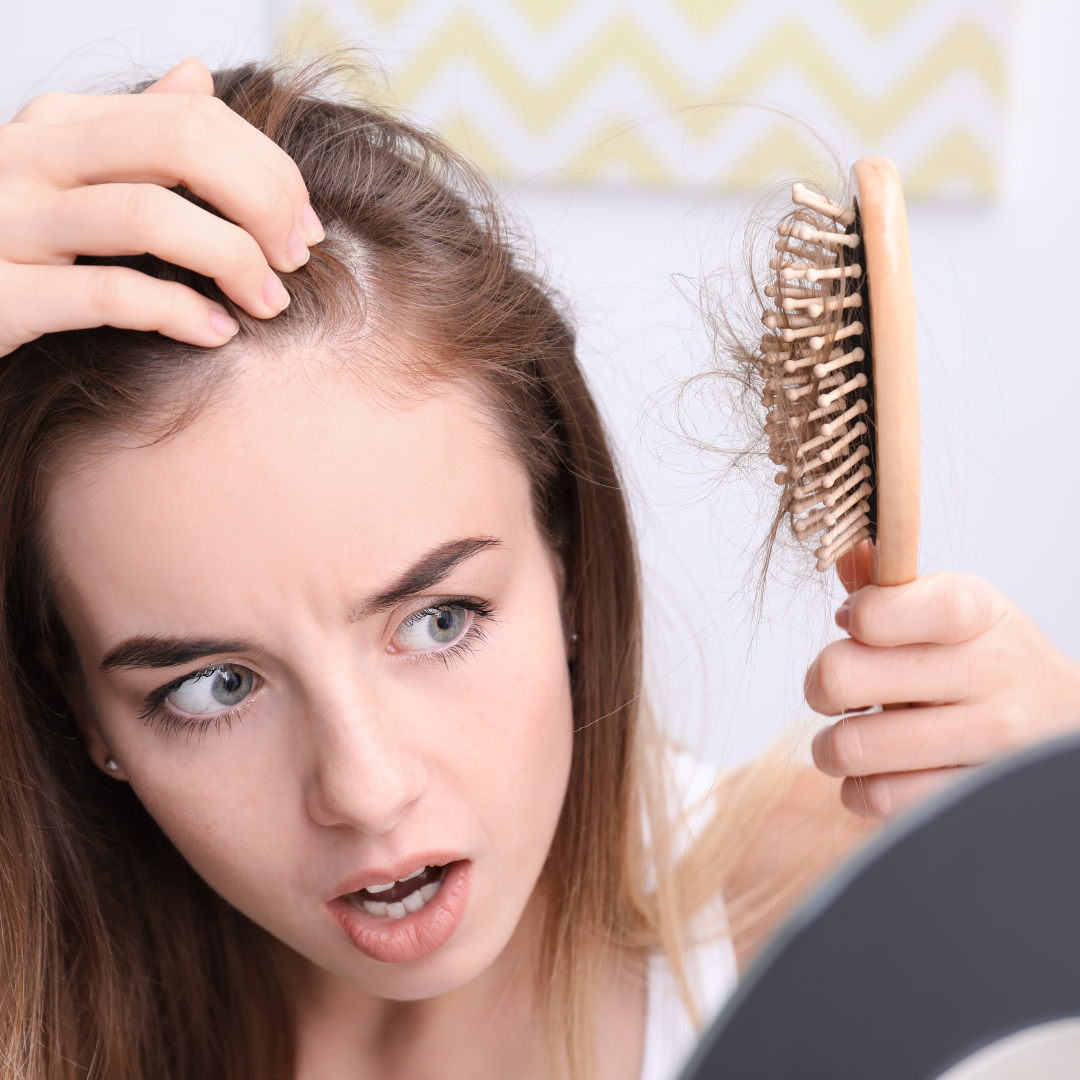 Les Erreurs Méconnues Qui Provoquent une Chute de Cheveux